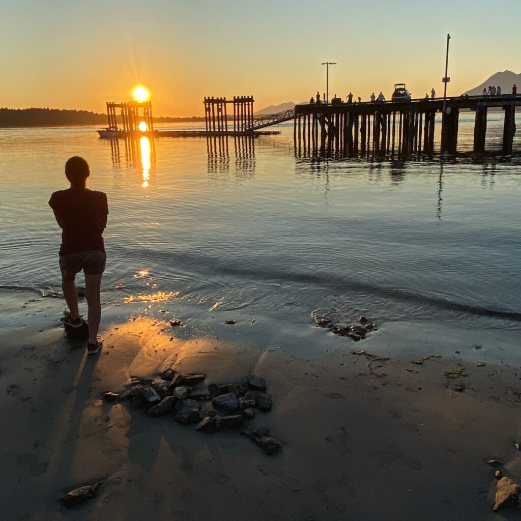 Dieses Bild zeigt den Sonnenuntergang in Tofino auf Vancouver Island