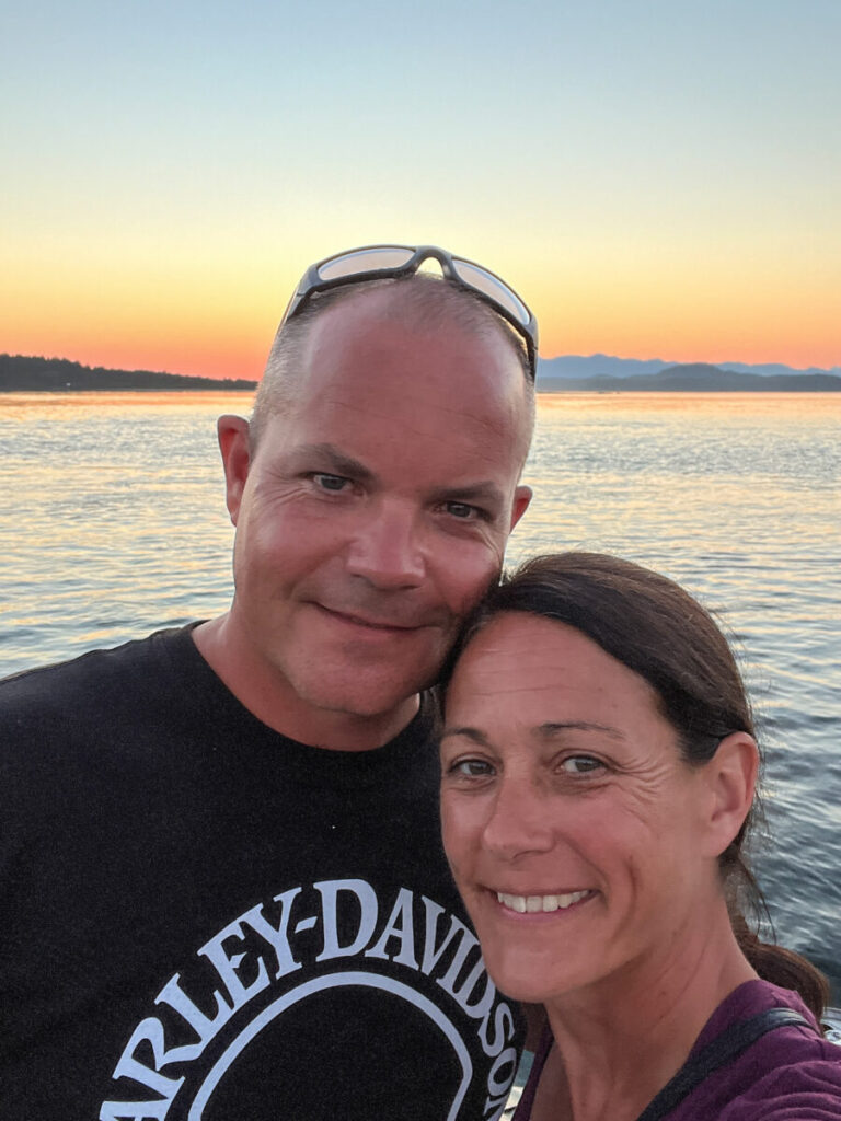 Dieses Bild zeigt die Caro und Malte beim Sonnenuntergang in Tofino auf Vancouver Island