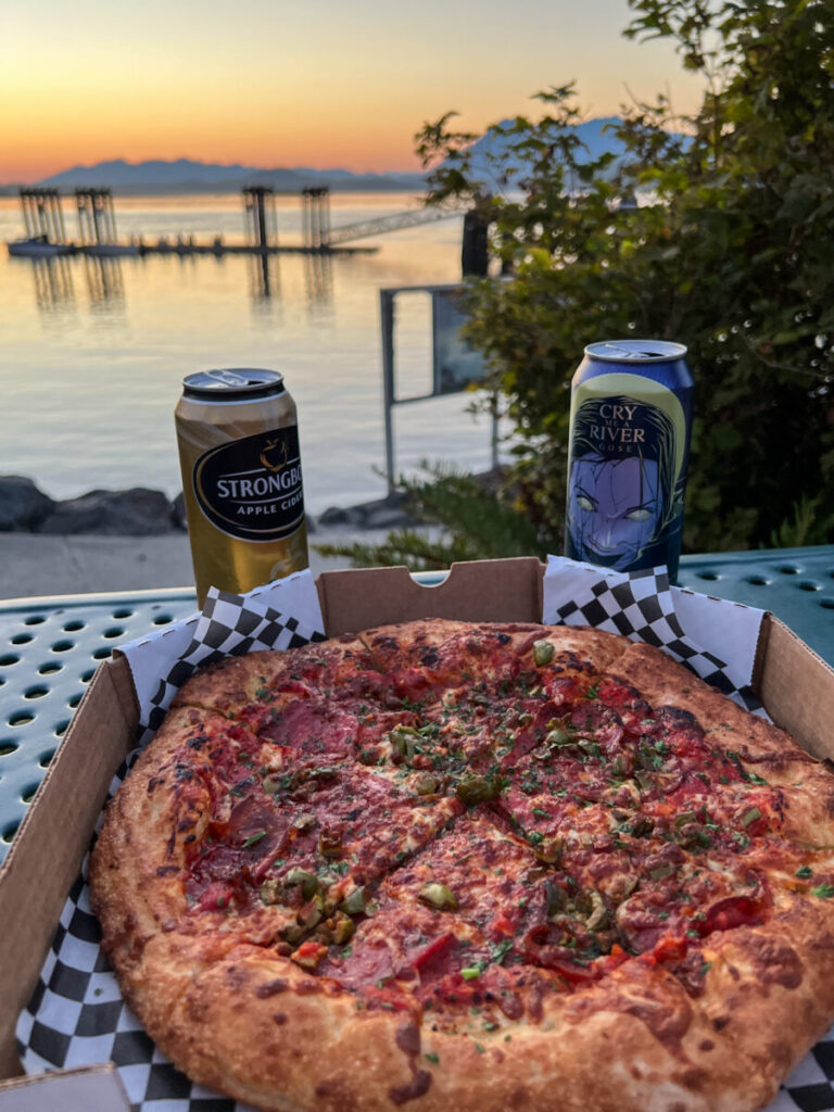 Dieses Bild zeigt den Sonnenuntergang in Tofino auf Vancouver Island