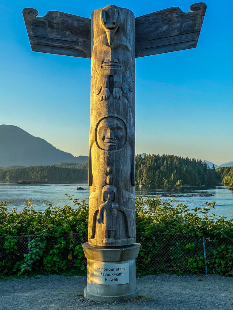 Dieses Bild zeigt einen Totem Pole in Tofino auf Vancouver Island