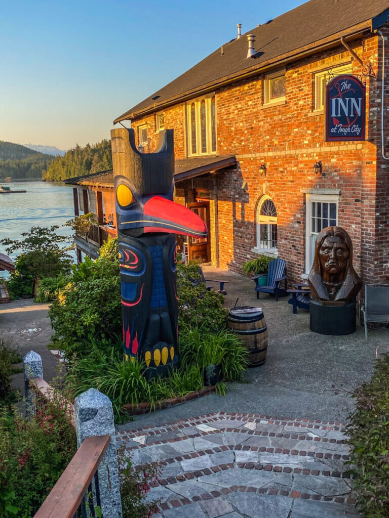 Dieses Bild zeigt einen Totem Pole in Tofino auf Vancouver Island