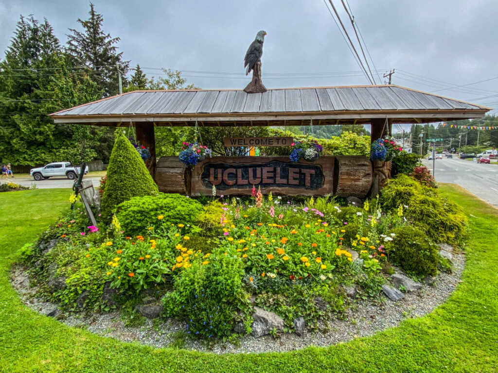 Dieses Bild zeigt das Welcome-Schild von Ucluelet auf Vancouver Island