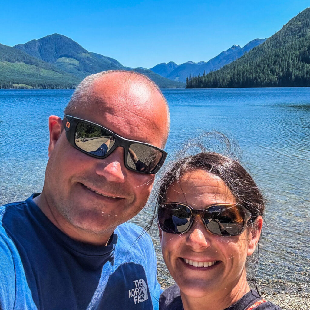 Dieses Bild zeigt den Vernon Lake entlang der Strecke von Woos nach Gold River auf Vancouver Island Kanada