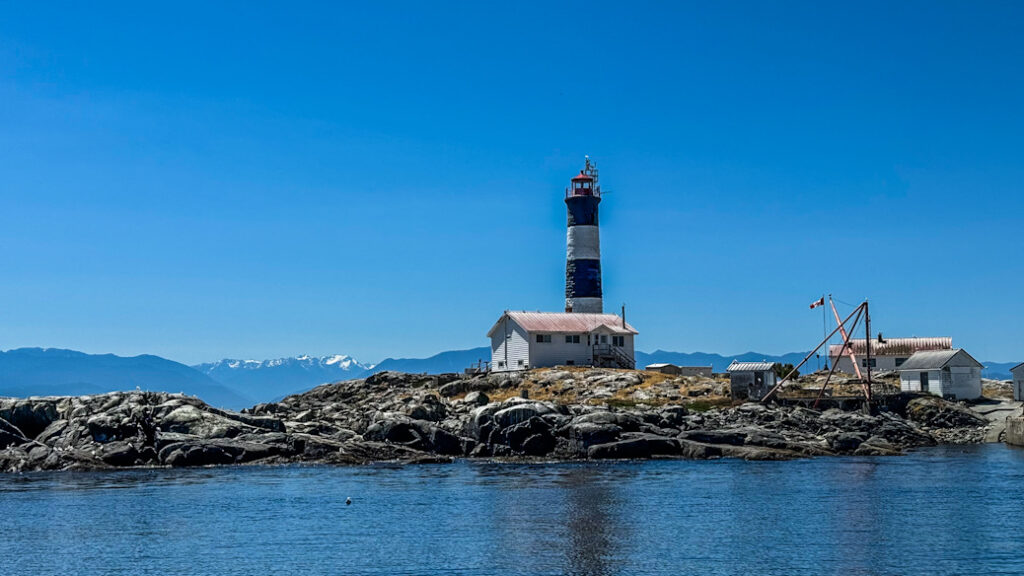 Dieses Bild zeigt das Race Rocks Lighthouse auf einer Whalewatching Tour von Eagle Wing Tours auf dem offenen Meer vor Victoria, VAncouver Island