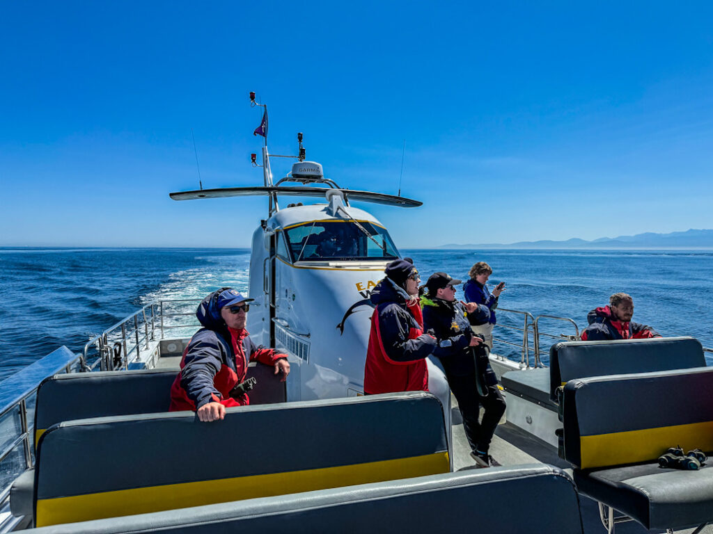 Dieses Bild zeigt eine Whalewatching Tour von Eagle Wing Tours auf dem offenen Meer vor Victoria, VAncouver Island